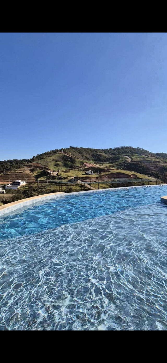 PISCINA COM BORDA INFINITA