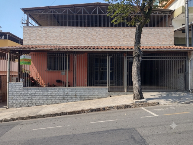 CASA MARAVILHOSA À VENDA, 4 QUARTOS, SENDO 2 SUÍTES – LOCALIZAÇÃO PRIVILEGIADA EM FRENTE À PRAÇA DO BAIRRO NOVA ERA!