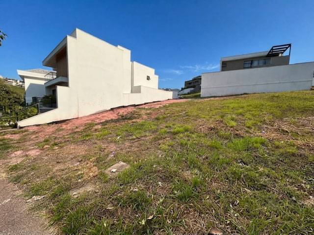 VIZINHO DO LADO ESQUERDO E NOS FUNDOS