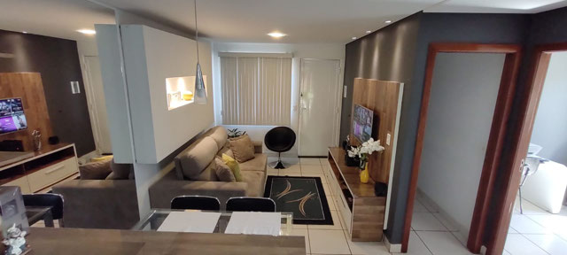 SALA COM PAINEL E ILUMINÇÃO INDIRETA