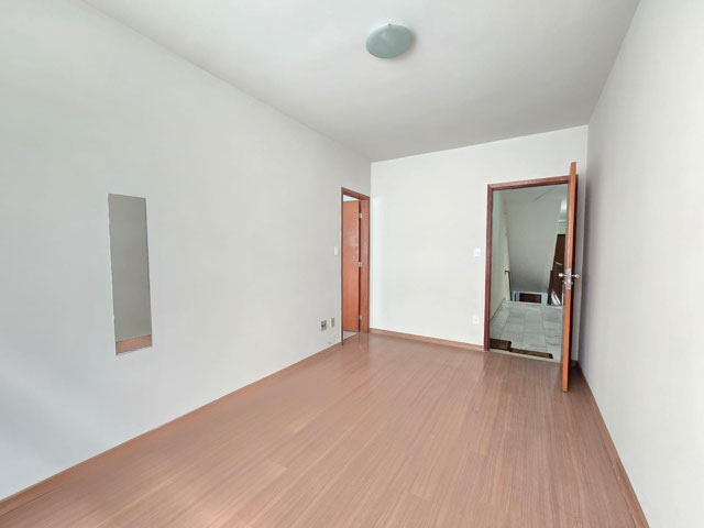 SALA COM PISO LAMINADO