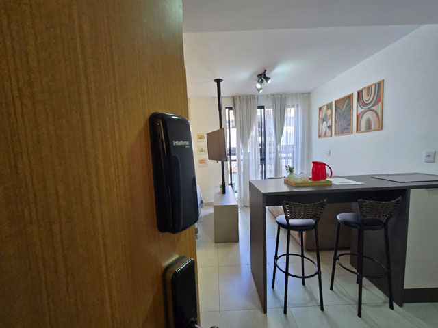 PORTA COM FECHADURA ELETRÔNICA
