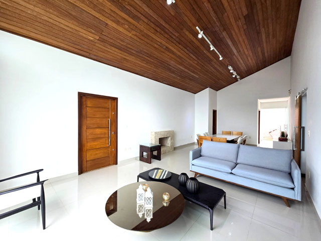 SALA EM 2 AMBIENTES COM LAREIRA