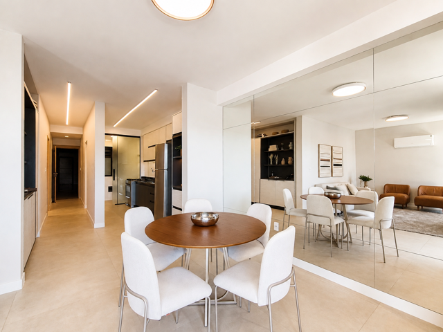SALA COM ESPELHO (APARTAMENTO DECORADO)