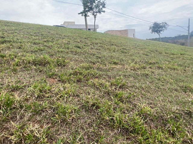 FUNDOS DO TERRENO