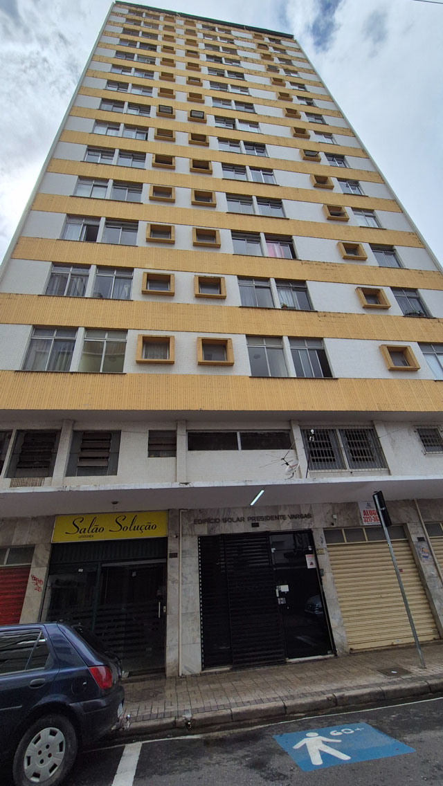 QUARTO E SALA COM ELEVADOR, NO CENTRO!