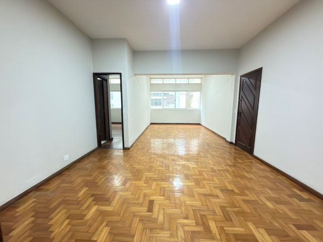 SALA MUITO ESPAÇOSA
