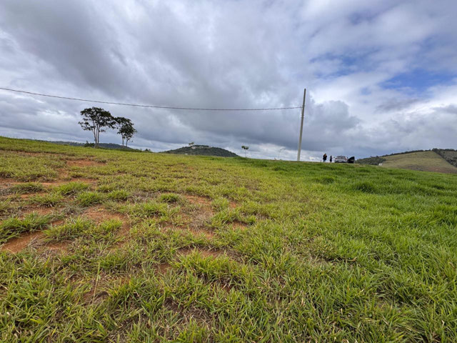LOTE COM 991,52M² E LEVE DECLIVE