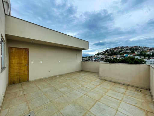 terraço enorme e ensolarado