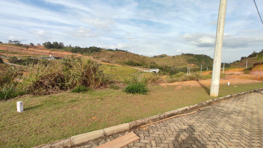 Vias asfaltadas e iluminadas