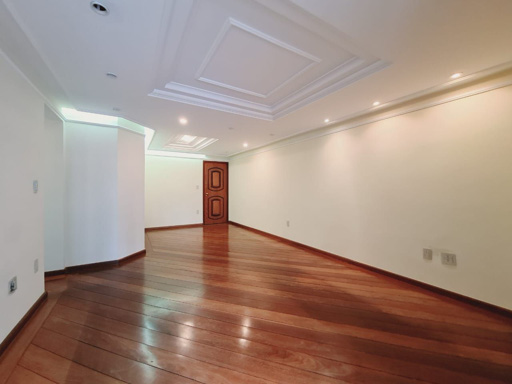 Sala em tábua corrida