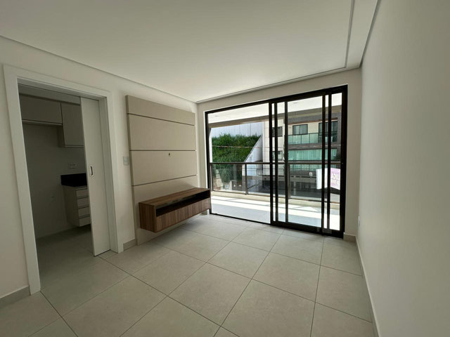 Sala com painel de tv