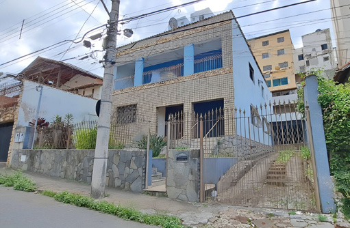 Excelente casa duplex atualmente dividida em duas unidades, no Bairro Jardim Glória!