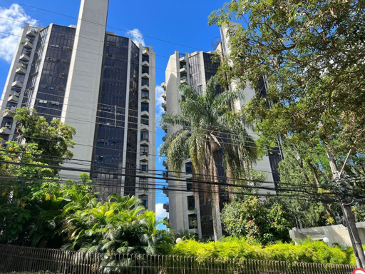 Predio com belo jardim