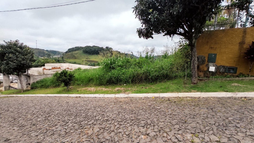 Frente de 18 metros (aproximadamente)