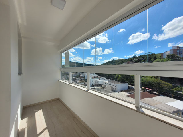 VARANDA COM CORTINA DE VIDRO