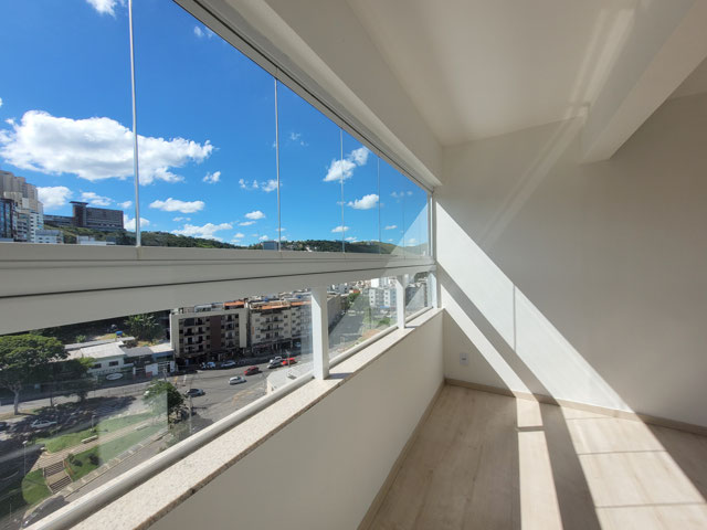 VARANDA COM CORTINA DE VIDRO