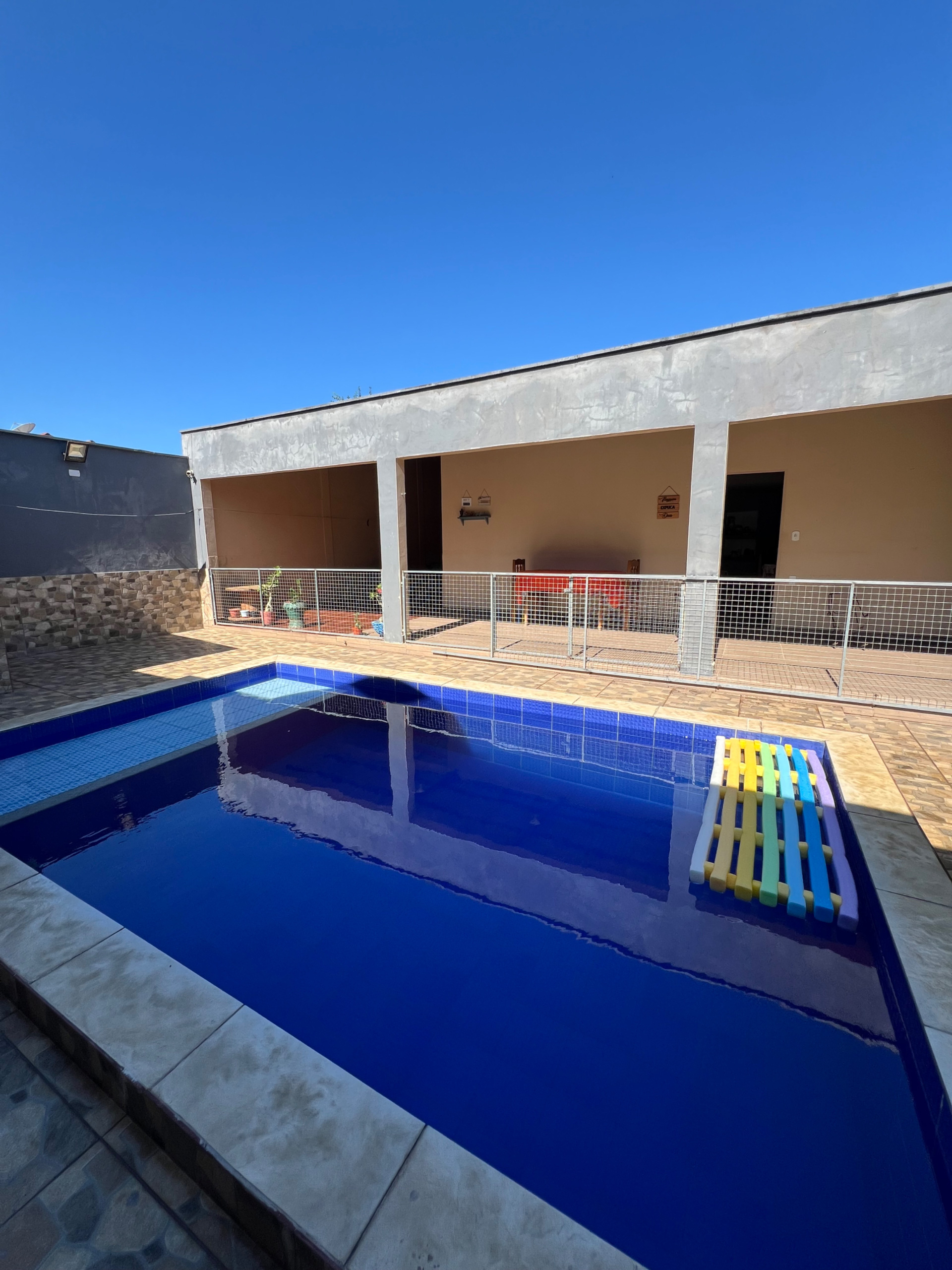 Piscina vista grade proteção