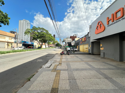 Galpão logístico com loja integrada e estrutura completa para grandes operações no Bueno - Foto