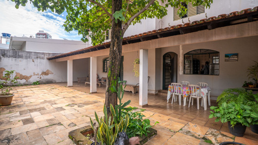Sobrado 3 suítes Setor Sul ao lado de praça com 270m² e 4 vagas - Foto