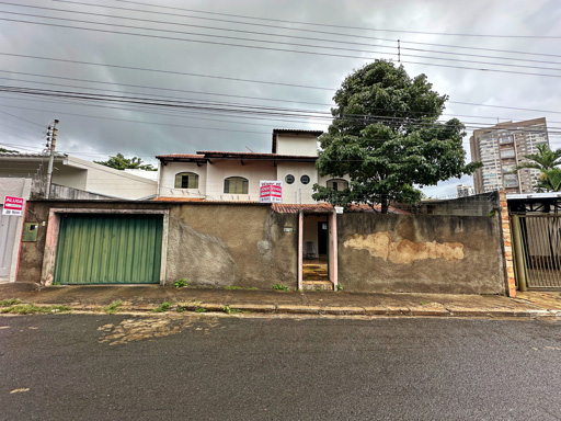 Sobrado 3 suítes Setor Sul ao lado de praça com 270m² e 4 vagas - Foto