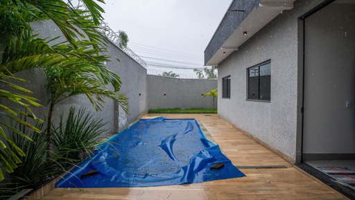 Casa moderna com piscina e pé-direito alto no Parque das Flores - Foto