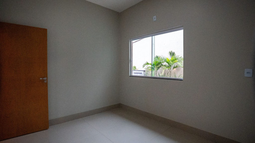 Casa moderna com piscina e pé-direito alto no Parque das Flores - Foto