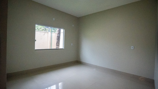 Casa moderna com piscina e pé-direito alto no Parque das Flores - Foto