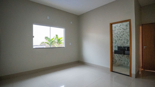 Casa moderna com piscina e pé-direito alto no Parque das Flores - Foto