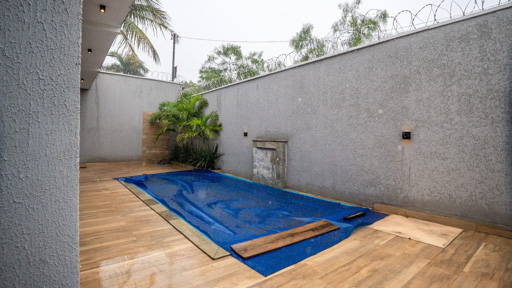 Casa moderna com piscina e pé-direito alto no Parque das Flores - Foto