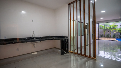 Casa moderna com piscina e pé-direito alto no Parque das Flores - Foto