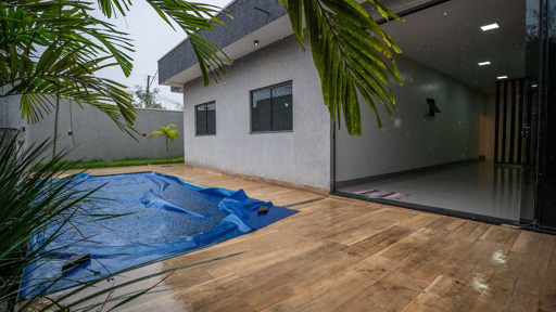 Casa moderna com piscina e pé-direito alto no Parque das Flores - Foto