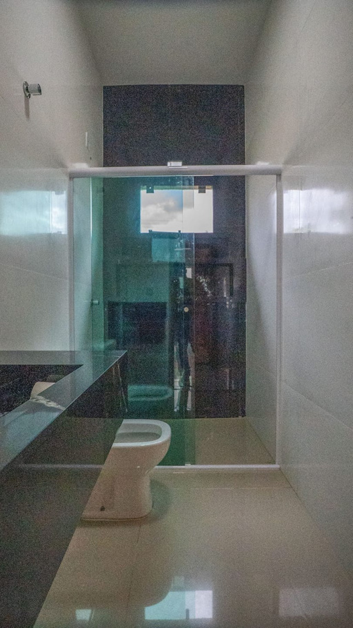 Casa moderna com piscina e pé-direito alto no Parque das Flores - Foto