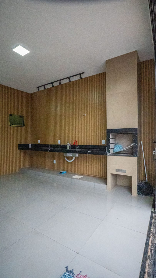 Casa moderna com piscina e pé-direito alto no Parque das Flores - Foto