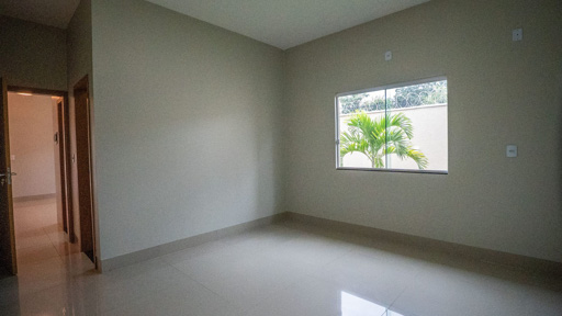 Casa moderna com piscina e pé-direito alto no Parque das Flores - Foto