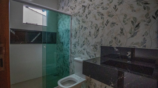 Casa moderna com piscina e pé-direito alto no Parque das Flores - Foto