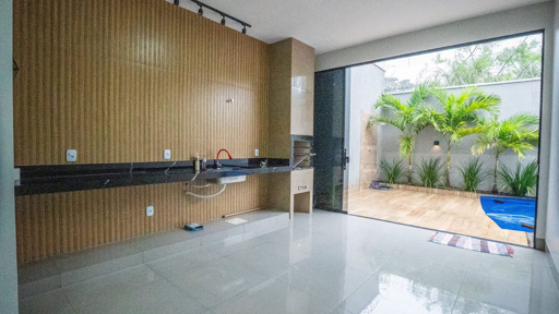 Casa moderna com piscina e pé-direito alto no Parque das Flores - Foto