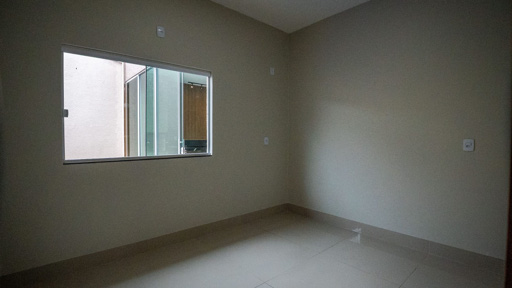 Casa moderna com piscina e pé-direito alto no Parque das Flores - Foto