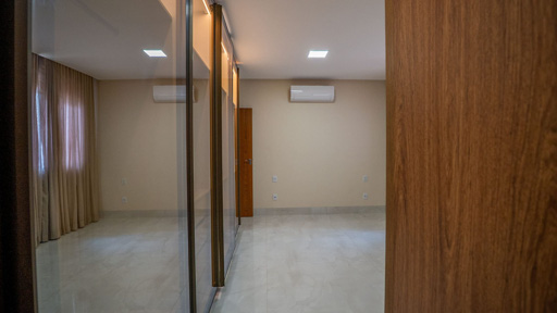 Casa Térrea de 4 quartos para Locação ou Venda em Condomínio Fechado em Goiânia - Foto