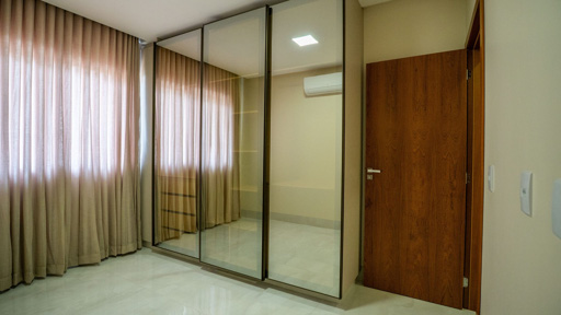 Casa Térrea de 4 quartos para Locação ou Venda em Condomínio Fechado em Goiânia - Foto