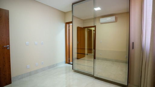 Casa Térrea de 4 quartos para Locação ou Venda em Condomínio Fechado em Goiânia - Foto