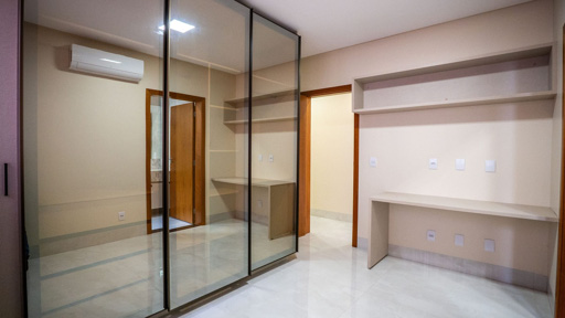 Casa Térrea de 4 quartos para Locação ou Venda em Condomínio Fechado em Goiânia - Foto