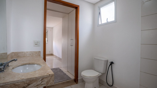 Apartamento com 3 suítes completas andar baixo ao lado da Praça do Ipê no Setor Bueno - Foto