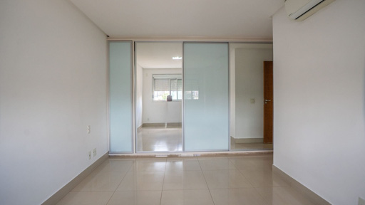 Apartamento com 3 suítes completas andar baixo ao lado da Praça do Ipê no Setor Bueno - Foto