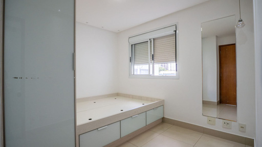 Apartamento com 3 suítes completas andar baixo ao lado da Praça do Ipê no Setor Bueno - Foto