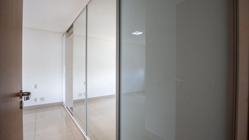 Apartamento com 3 suítes completas andar baixo ao lado da Praça do Ipê no Setor Bueno - Foto