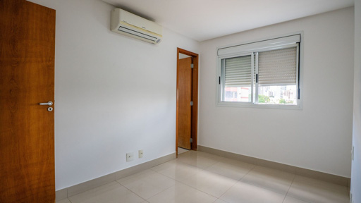 Apartamento com 3 suítes completas andar baixo ao lado da Praça do Ipê no Setor Bueno - Foto