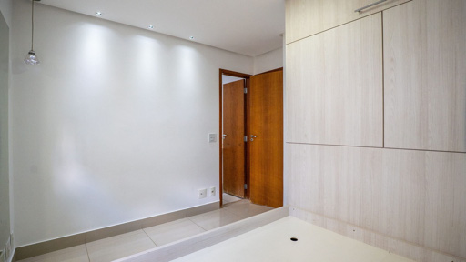 Apartamento com 3 suítes completas andar baixo ao lado da Praça do Ipê no Setor Bueno - Foto