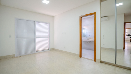 Casa térrea para locação no Portal do Sol Green | 4 suítes, piscina aquecida e pronta para morar - Foto