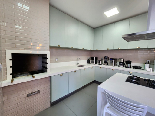 Casa térrea mobiliada e decorada à venda em condomínio fechado Portal do Sol Green em Goiânia-GO. - Foto
